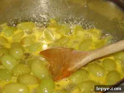 Boiling grapes for greek spoon sweet recipe stafyli gliko.