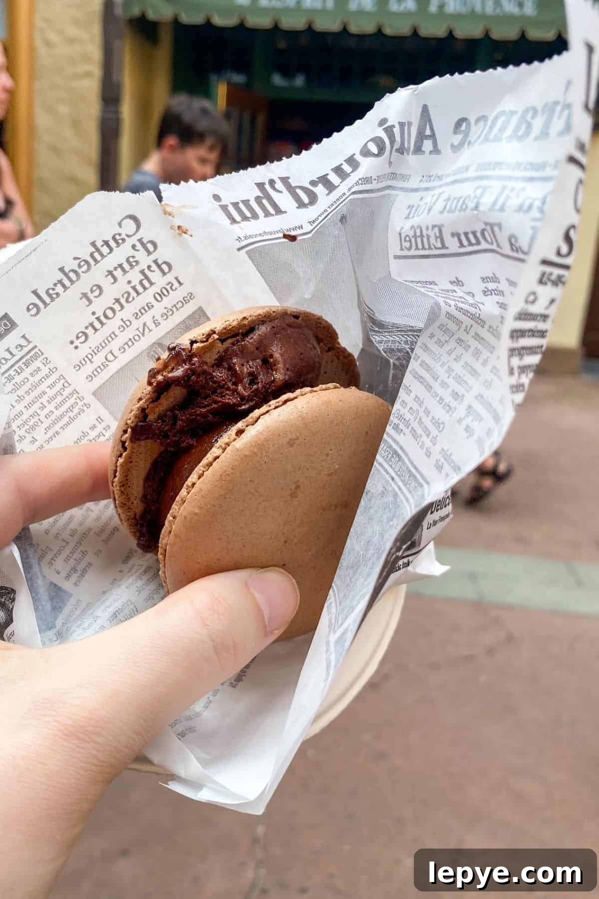 L'Artisan des Glaces chocolate macaron ice cream sandwich