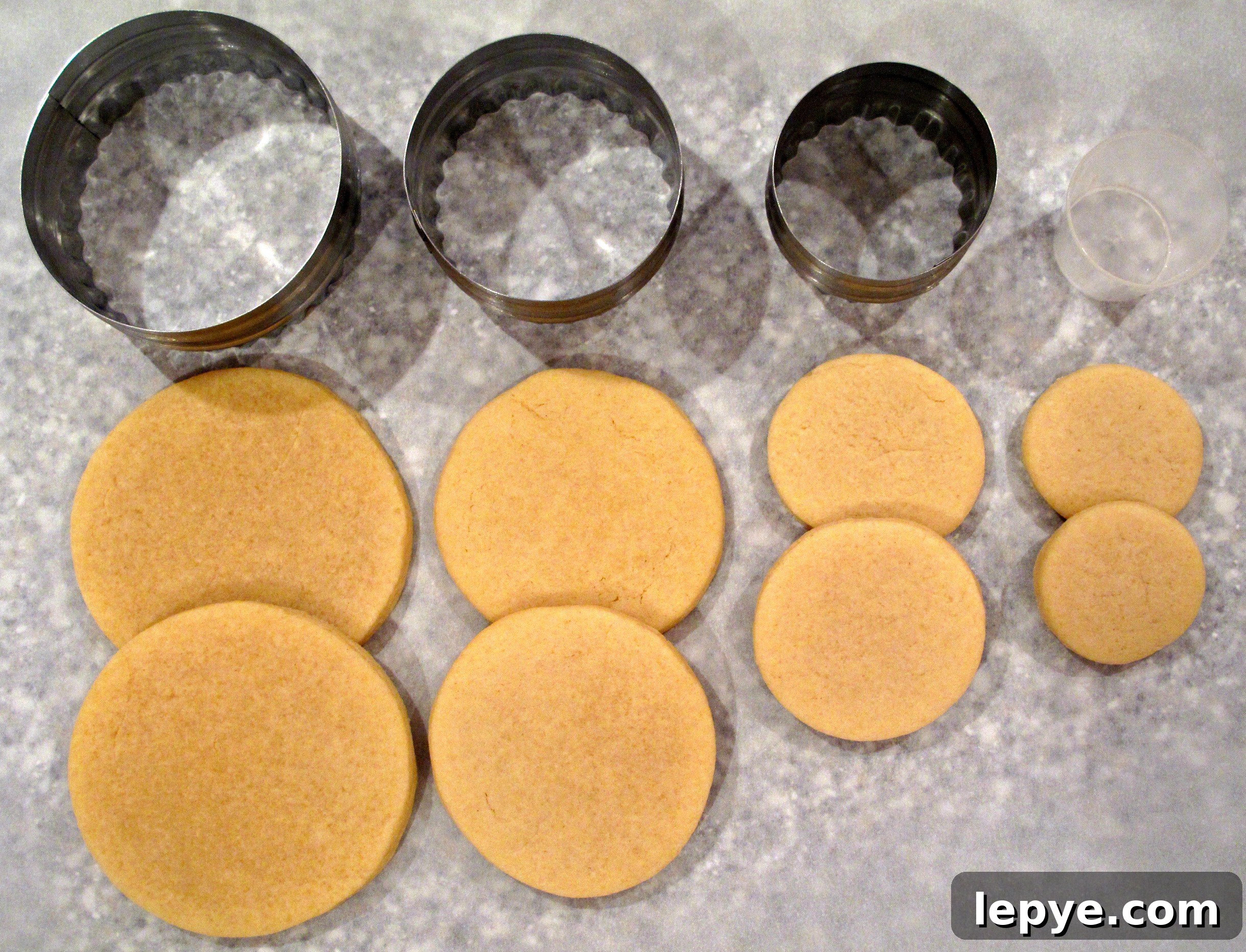 Cookie circles in four different sizes.