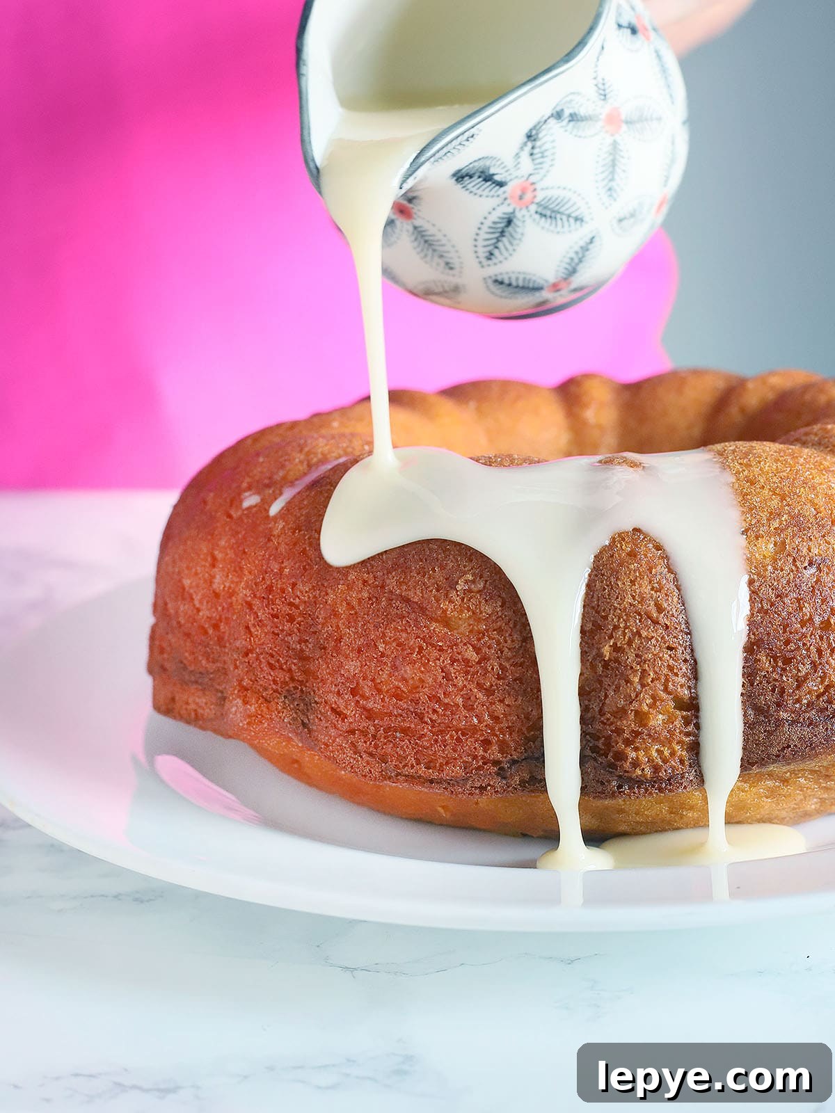 Pouring the glaze over the cake.